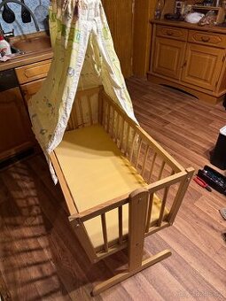 Dětská dřevěná postylka