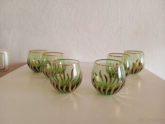 Zlatě zdobené zelené skleničky