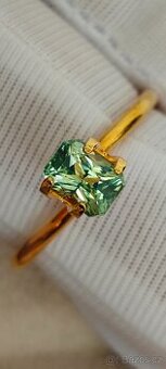 Prírodní žlto-zelení zafír drahokam na predaj 1.07 ct