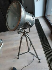 stojací filmařská lampa