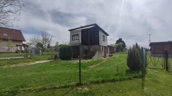 Prodám chatu s garáži