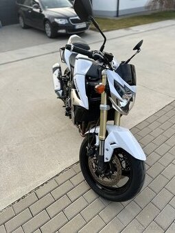 SUZUKI GSR 750. 3600€