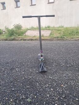 Freestyle koloběžka na sníh