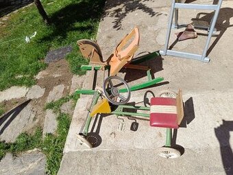 Retro houpací kůň a šlapací motokára