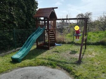 Dětské hřiště se skluzavkou a houpačkami - 1