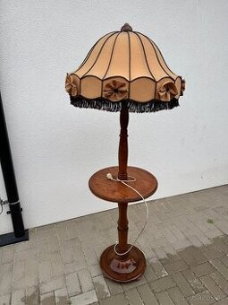 Stojací vintage lampa s odkládacím stolkem