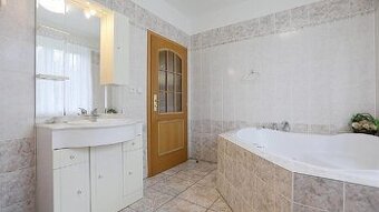 Umyvadlo se skříňkou se zrcadlem