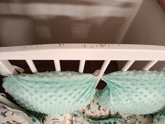 Dřevěná bílá postýlka