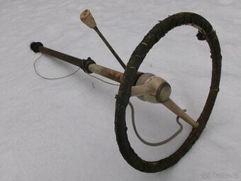 Prodám staré volanty, plechové schránky na nářadí do veterán