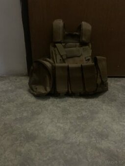 Airsoft vesta a helma