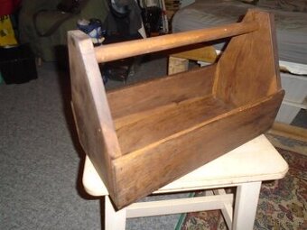 Dřevěný nosič - box na nářadí s rukojetí