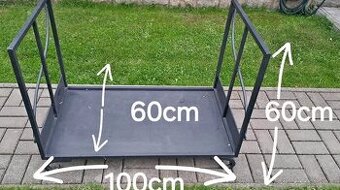 Kovaný stojan na dřevo.