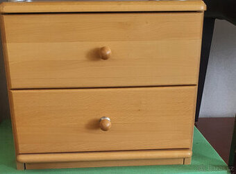 Dřevěný noční stolek se 2 šuplíky