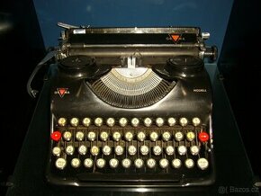 Mechanický psací stroj z 20. až 30. let