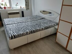 Prostorná manželská postel s úložním prostorem