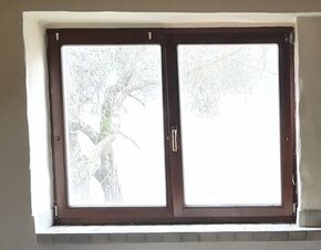 Dřevěná okna, dvojskla s rámem, ventilací, klikami