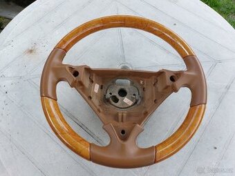 Porsche Cayenne - volant kůže/dřevo.