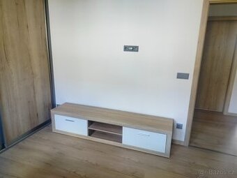 Skříňka pod televizi