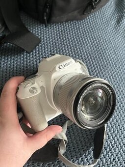 Fotoaparát Canon EOS 250D + 18-55mm zoom objektiv + brašna