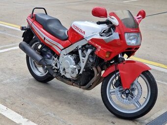 REZERVACE do 1.8. Honda CBR600F PC19 1989