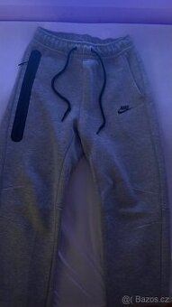 Nike Tech Fleece tepláky šedé - S
