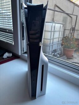 PS5 SLIM S MECHANIKOU, ZÁRUKA DO 09/2031, 2 OVLADAČE