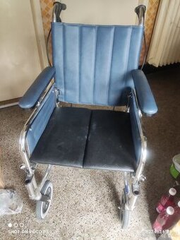 Kolečkové-skládací křeslo.