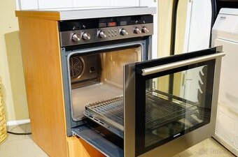 Nerezový vestavný sporák Siemens HE764560 , vyjížděcí dveře