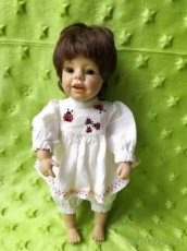 Pocelánová holčička se zoubkama