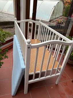 Dětská postýlka bílá dřevěná