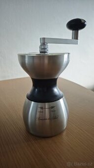 Ruční mlýnek na kávu