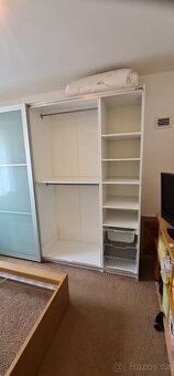 Prodám šatní skříň IKEA – výborný stav, kompletní sestava