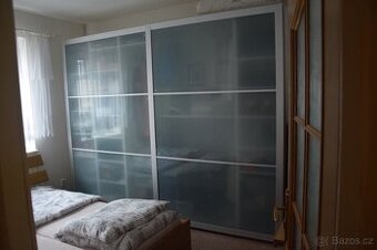Prodám šatní skříň IKEA – výborný stav, kompletní sestava