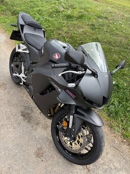 Honda CBR 600RR 2025 - možnost přidání okruhových doplňků