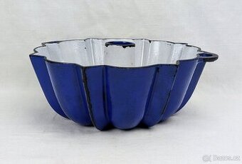 Modrá litinová bábovka