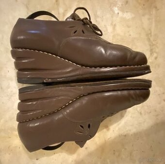 Unikátní historické ručně šité boty