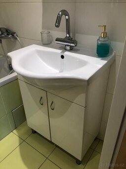 Koupelnová vrchní a spodní skříňka, baterie, 1500 Kč