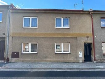 K pronájmu nabízíme dvoupodlažní rodinný dům 5+1 - Přelouč - 1