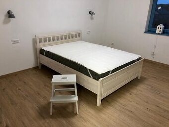 Dřevěná postel Jitona