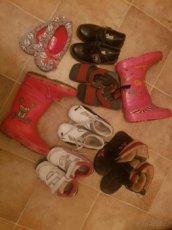 7 ks dětské obuvi vel. 27