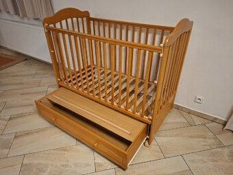 Dětská postýlka s úložným prostorem