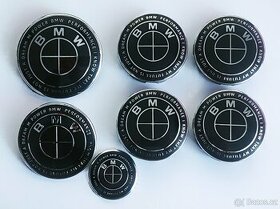 BMW znaky a pokličky celá sada černé Performance