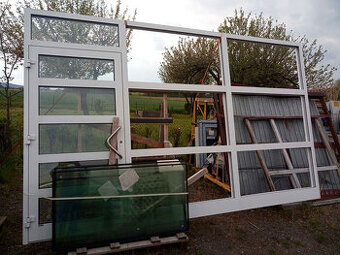 Prosklená vchodová stěna.