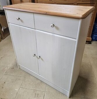 Dřevěná komoda-skřínka ve venkovském stylu