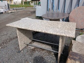 Kamenný stůl