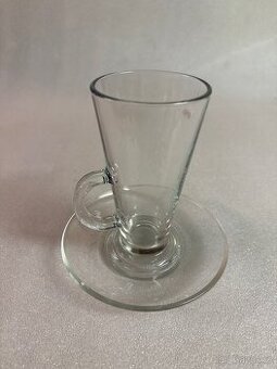 Skleněný hrnek s talířkem