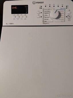 Vrchem plněná pračka Indesit