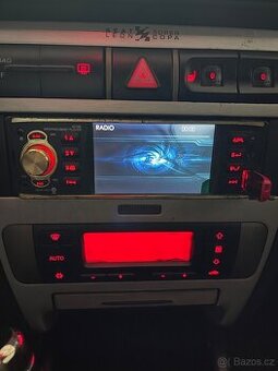 1din autorádio na Bluetooth a ovladač na volant