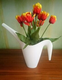 Svěží jarní dekorace: konvička s květinami