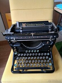 Starožitný psací stroj z I. republiky